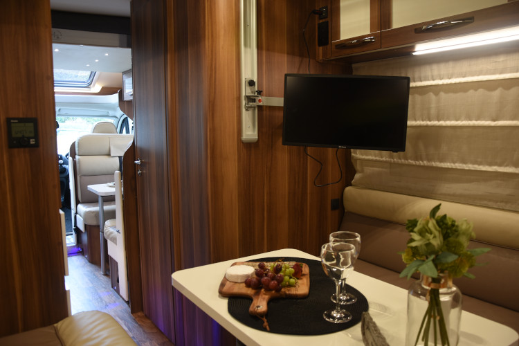 Full Length View with U-Dinette